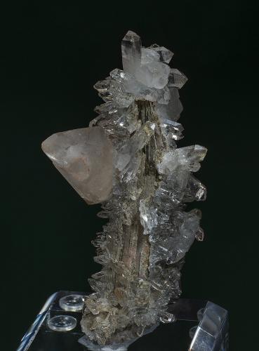 Calcite, Quartz
Roncari Quarry, East Granby, Hartford Co., Connecticut, USA
8.2 x 5.0 cm (Author: am mizunaka)