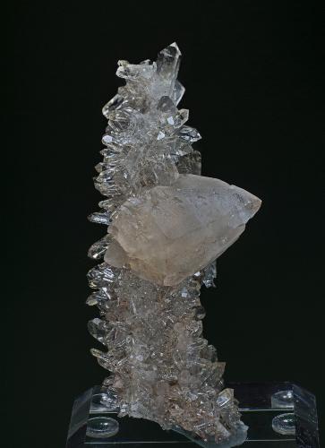 Calcite, Quartz
Roncari Quarry, East Granby, Hartford Co., Connecticut, USA
8.2 x 5.0 cm (Author: am mizunaka)