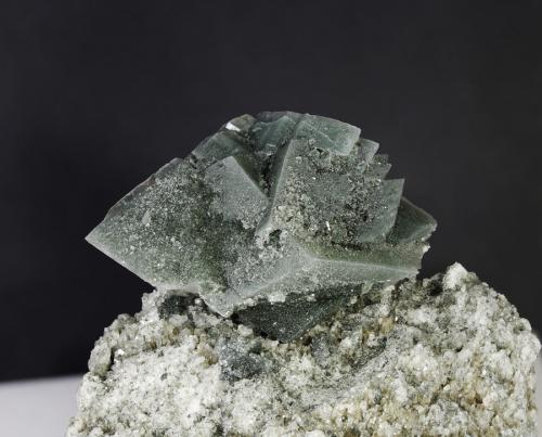 Ortoclasa (variedad adularia)
Valle Ziller. Norte Tirol. Tirol. Austria
Encuadre de 4,77cm
0,34x. Carril de enfoque MacroRail. Canon EOS 600D. Luces de Ikea 
Foto: Oscar Fernández Arcís, Mineral: Manuel de Torres (Autor: Oscar Fernandez)