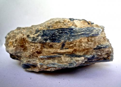 Cianita
Barra Salinas, Coronel Murta, Jequitinhonha Valley, Minas Gerais, Brasil.
Ancho de imagen 11 cm.
La cianita azul se acompaña de cuarzo, moscovita y algún otro mineral que no he sido capaz de identificar. (Autor: María Jesús M.)