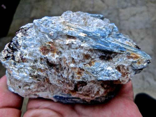 Cianita
Barra Salinas, Coronel Murta, Jequitinhonha Valley, Minas Gerais, Brasil.
Ancho de imagen 11 cm.
La cianita azul se acompaña de cuarzo, moscovita y algún otro mineral que no he sido capaz de identificar. (Autor: María Jesús M.)