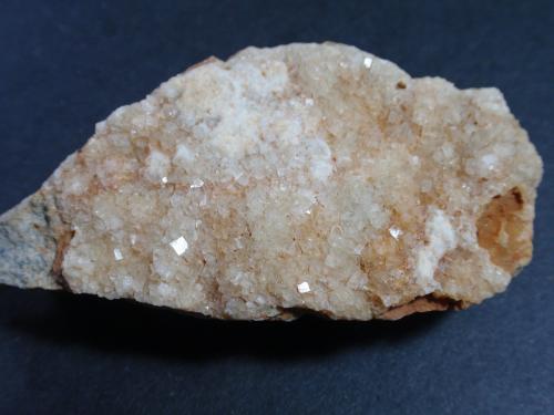 Fluorita
Mina dels Crosos, Cornudella de Montsant, El Priorat, Tarragona, Catalunya, España
8 x 5 x 3 cm
Recogida en octubre 2013 (Autor: karbu8)