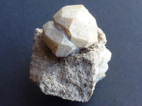 Leucita
Roccamonfina, Complejo Volcanico Roccamonfina, Caserta, Campania, Italia
4 x 4 cm. (Autor: javier ruiz martin)