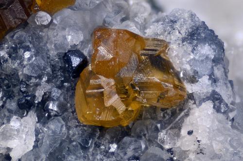 Esfalerita.
Cantera y mina Berta, Sant Cugat del Vallès-El Papiol, Vallès Occidental-Baix Llobregat, Barcelona, Cataluña, España.
Campo de visión 4 mm. (Autor: Juan Miguel)