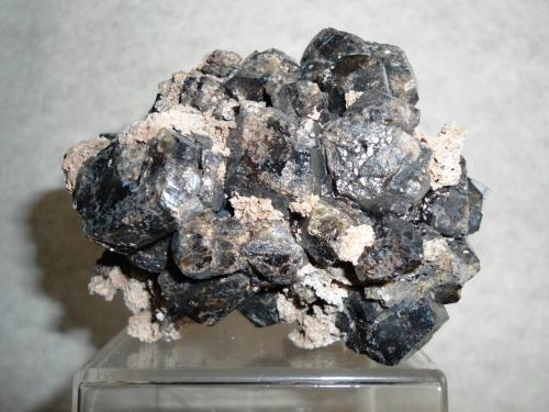 Grossular (dark brown)
Sierra de Cruces (near Hércules), Mun. de Sierra Mojada, Coahuila, México
88x72x68mm (Author: Carlos M.)