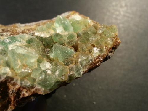 Fluorita
Pedrera Berta, Serra de Roques Blanques, Sant Cugat / El Papiol, Barcelona, Catalunya, España.
zona cristalizada 4 x 2 cm de la pieza anterior (Autor: Javier Rodriguez)