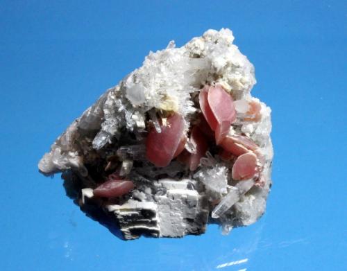 Rhodochrosite, Quartz, Fluorite
Wudong Mine, Liubao, Cangwu County, Wuzhou Prefecture, Guangxi Zhuang Autonomous Region, China
7.5 x 6.7 cm (Author: Don Lum)