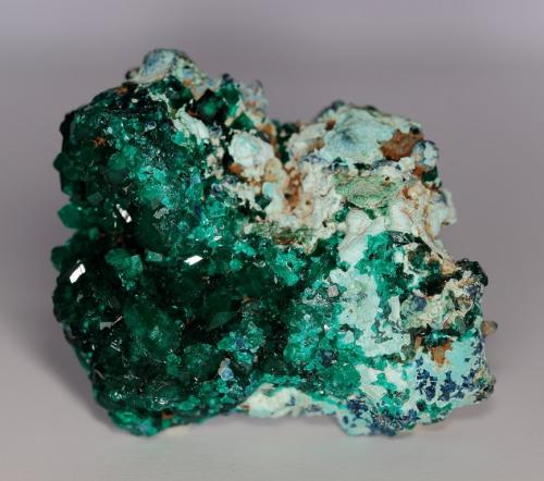 Dioptase, chrysocolla and azurite.
Mindouli District, Pool Department, Republic of Congo
Specimen size: 4 x 3.1h cm (Author: Alessio Cenfi)