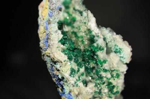 Malaquita<br />Delfina Mine, Hoyos de Alda, Ortiguero, Prado, Cabrales, Comarca Oriente, Principality of Asturias (Asturias), Spain<br />7,5 x 5 cm.<br /> (Autor: minero1968)