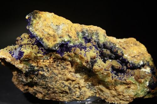 Azurita sobre calcita y aragonito<br />Teresita Mine (Aramo Mine; Texeo Mines), Llamo, Riosa, Comarca de Oviedo, Principality of Asturias (Asturias), Spain<br />14,5 x 6,5 cm.<br /> (Autor: minero1968)