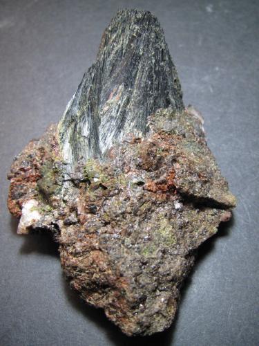 Ferroactinolita (variedad uralita)
Minas de Cala, Cala, Huelva, Andalucía, España
6 x 8 cm.
Un penacho de cristales fibrosos de anfíbol sobre granate y algo de epidota. (Autor: prcantos)