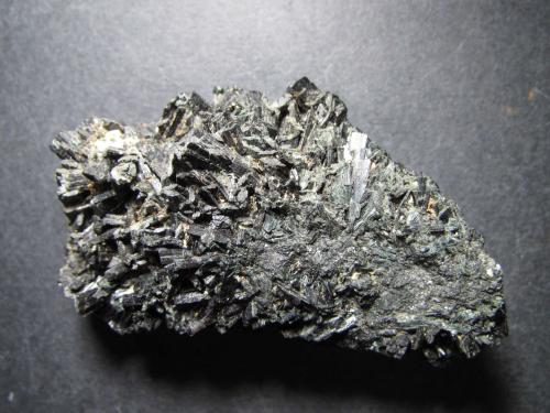 Ferroactinolita
Valuengo, Jerez de Caballeros, Badajoz, Extremadura, España
6 x 3’5 cm. (Autor: prcantos)