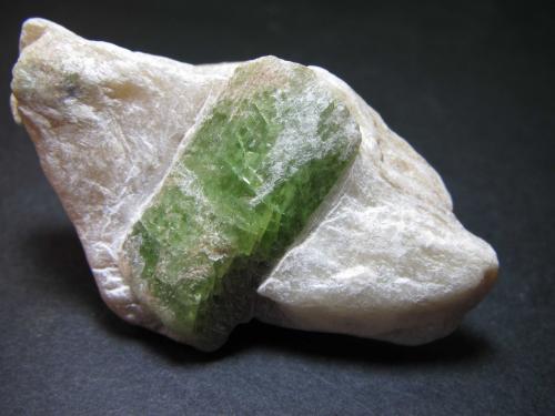 Tremolita y talco
Khogyani, Nangarhar Province, Afghanistán
6 x 3’5 cm. la pieza; cristal de 35 x 16 mm.
Cristal verde de tremolita sobre talco masivo. (Autor: prcantos)