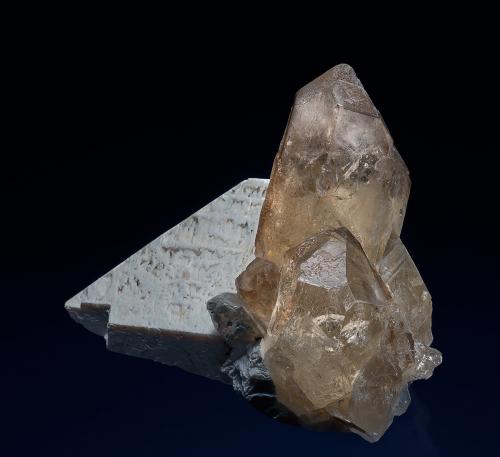 Quartz (variety citrine)
Hiddenite, Alexander Co., North Carolina, USA
10.4 x 8.6 cm (Author: am mizunaka)