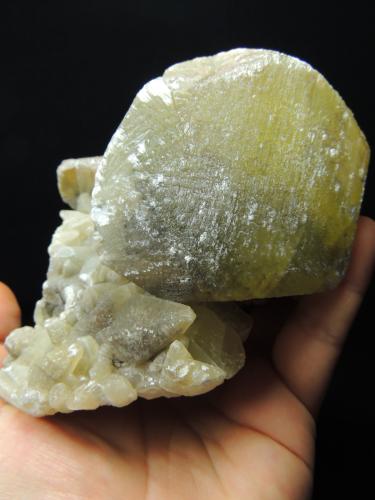 Calcita
Cadereyta, Cadereyta de Montes, Querétaro, México
12.8 x 11 x 9 cm
Gran cristal de calcita verde recubierto con una pátina de calcita un poco más palida (Autor: Ricardo Melendez)