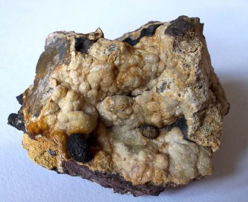 Apatito
Aliseda, Cáceres, Extremadura, España
4 x 3 cm
Puede observarse una mineralización en forma de piña de color negro. (Autor: Cristalino)