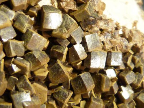 Vanadinita (variedad endlichita)
Touissit, Oujda-Angad, Marruecos
5 x 7 x 3 cm.
Detalle, cristales con aristas entre 3 y 5 mm. (Autor: Felipe Abolafia)