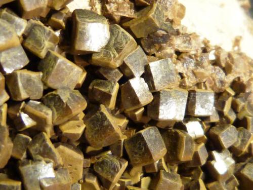 Vanadinita (variedad endlichita)
Touissit, Oujda-Angad, Marruecos
5 x 7 x 3 cm.
Detalle, cristales con aristas entre 3 y 5 mm. (Autor: Felipe Abolafia)