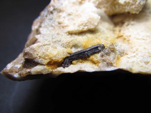 Rutilo
Carver’s Claim, Wadnaminga goldfield, Olary Province, South Australia, Australia
1 cm. de longitud el cristal maclado
Detalle de la macla en codo. (Autor: prcantos)