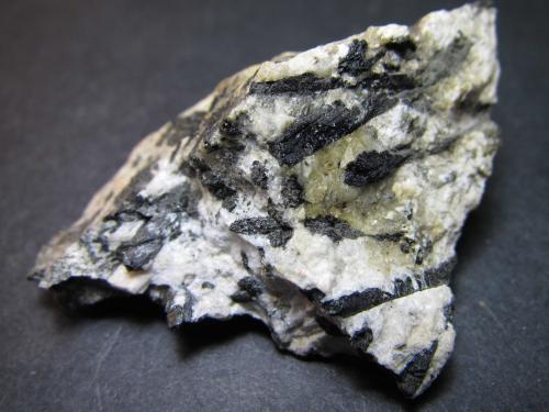 Aenigmatita
Mont Saint-Hilaire, La Vallée-du-Richelieu RCM, Montérégie, Québec, Canadá
3’5 x 3’5 cm. (Autor: prcantos)