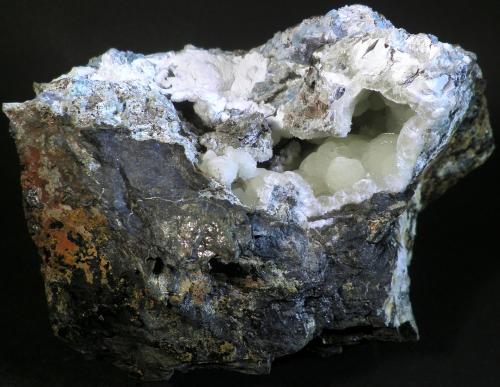 Fluorapatito (variedad carbonato-fluorapatito)
Pedrera del Turó de Montcada, Montcada i Reixac, Vallès Occidental, Barcelona, Catalunya, España
8 x 6 x 6 cm (Autor: Joan Niella)