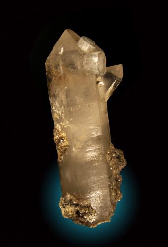 Cuarzo, fluorapatito
Minas da Panasqueira, Aldeia de São Francisco de Assis, Covilhã, Castelo Branco, Cova da Beira, Centro, Portugal
130x35mm
Cristal de cuarzo que sirve de soporte a dos cristales transparentes, ligeramente verdosos de apatito. Una de las primeras piezas que incorporé a la colección (año 1998). Ex-Larry Conklin. (Autor: Raul Vancouver)