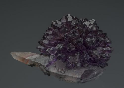 Quartz (var amethyst)
Karur District, Tamil Nadu, India
4.6 x 3.8 cm. 
Side View (Author: am mizunaka)