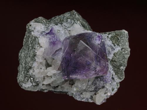 Quartz (var amethyst)
Karur District, Tamil Nadu, India
4.9 x 3.9 cm (Author: am mizunaka)