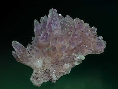 Quartz (var amethyst)
Ogoya mine, Komatsu City, Ishikawa Prefecture, Chubu Region, Honshu Island, Japan
9.4 x 7.6 cm (Author: am mizunaka)