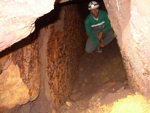 _Y el túnel que se abrió debajo tapizado entero de agujas de yeso, y sin aire para respirar dentro de él. Sólo se pudo entrar aguantando la respiración y sacando lo del suelo. Supongo que alguien habría ido días después cuando se ventilase y sacaría miles de piezas, o la propia gente que trabajaba la mina lo taparía. En ambos casos, ahí queda una imagen para el recuerdo. (Autor: Raul Vancouver)