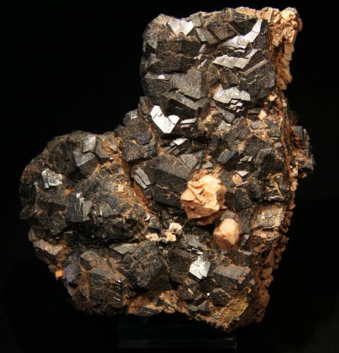 Andradita (Grupo Granate) variedad melanita, magnetita
Mina La Judía, Burguillos del Cerro, Badajoz, Estremadura, España
14x12cm, cristales hasta 2cm de arista (Autor: Raul Vancouver)