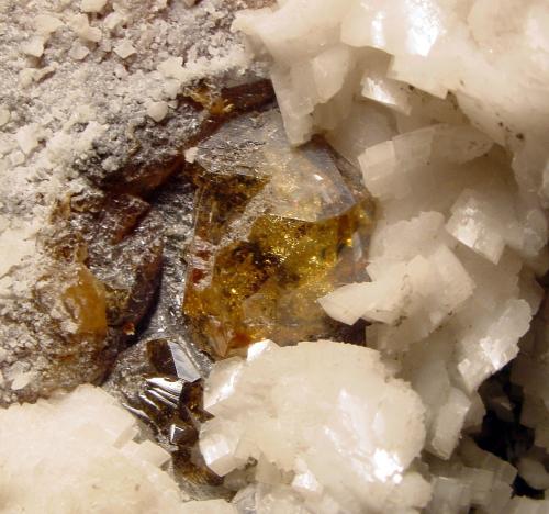 Esfalerita, Calcita
Mina Las Mánforas, Puerto de Áliva, Picos de Europa, Cantabria, España
Cristal de 1cm
Detalle del cristal de esfalerita (Autor: Raul Vancouver)