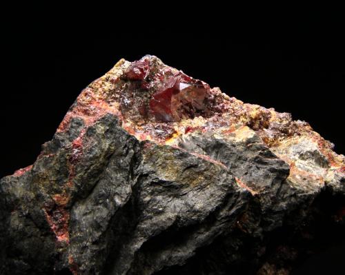 Cinabrio
Mina Las Cuevas, Almadén, Ciudad Real, Castilla-La Mancha, España
Cristal de 1.8cm
De color rojo oscuro, muy brillante, de aristas vivas y facetas bien definidas, en macla con otro cristal. (Autor: Raul Vancouver)