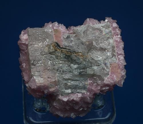 Rhodochrosite, Barite
Wessels Mine, Hotazel, Kalahari manganese field, Northern Cape Province, South Africa
Back Side. (Author: am mizunaka)