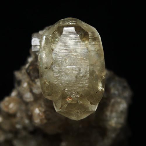 Twinned calcite crystal on fluorite
Longstone Edge, Derbyshire, England, UK
Calcite twin ~ 10 mm long. Collected 22/08/1998 from a limestone boulder at the side of the access road leading to the then active workings on the Bow and Deep Rake veins. (Author: Andy Lawton)