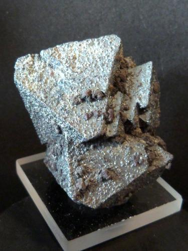 Hematites pseudomorfizando Magnetita (variedad martita)
Volcán Payún Matru, Malargüe, Mendoza  Argentina
4 x 3,5 x 4 cm. (Autor: Felipe Abolafia)