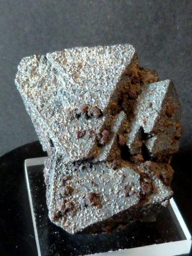Hematites pseudomorfizando Magnetita (variedad martita)
Volcán Payún Matru, Malargüe, Mendoza  Argentina
4 x 3,5 x 4 cm.
Arista cristal mayor: 3 cm. (Autor: Felipe Abolafia)