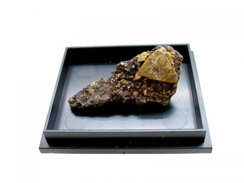 Helvite
Fortuna mine, Breitenbrunn, Erzgebirge, Saxony, Germany
3 x 2 cm specimen, 1 cm crystal (Author: Andreas Gerstenberg)
