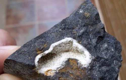 Philipsita
Fogars de Tordera, Girona, Cataluña, España
2 cm la geoda sobre matriz de basalto (Autor: Cristalino)