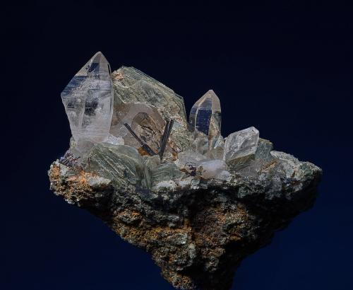 Quartz, Rutile, Muscovite
Hiddenite, Alexander Co., North Carolina, USA
6.4 x 5.1 cm (Author: am mizunaka)