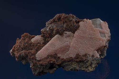 Rhodochrosite, Calcite, Caryopilite
Wessels Mine, Hotazel, Kalahari manganese field, Northern Cape Province, South Africa
5.8 x 3.8 cm (Author: am mizunaka)