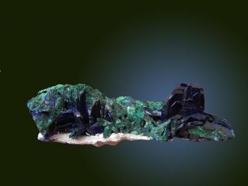 Azurita en Malaquita
Mina Milpillas, Cuitaca, Santa Cruz, Sonora,  México
8.0cm X 2.0 cm. X 4.0 cm
El cristal mas grande mide 2.0 cm. X15. cm. X 0.5 cm.. (Autor: jesus salinas)
