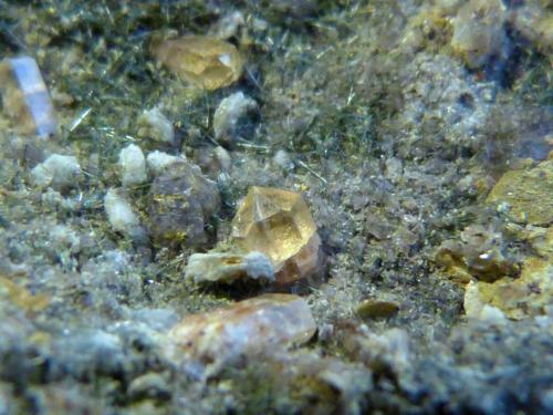 Fluorapatito
Cerro las Culebras, Cantera OFICARSA, Carchelejo, Cárcheles, Jaén, Andalucía, España
Campo de visión: 1 cm. x 1 cm.
Tamaño aproximado del cristal: 2 x 2 mm. (Autor: Felipe Abolafia)