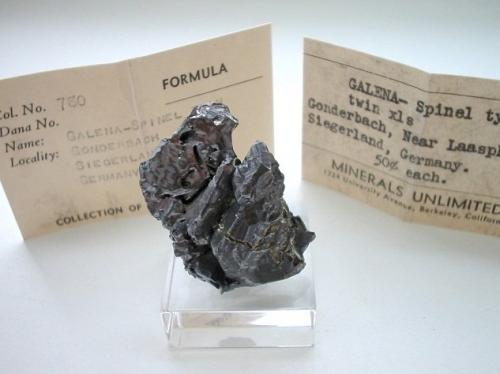 Galena (Gonderbach twins)
Gonderbach mine, Bad Laasphe, Siegerland, Northrhine-Westphalia, Germany
4 x 3 cm
Etched spinel-law twin named after the mine. (Author: Andreas Gerstenberg)