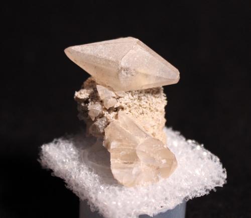 Calcite, Clinozoisite
Angelina III Mine, Pisco Province, Ica Department, Peru
3.3 x 2.0 cm (Author: Don Lum)