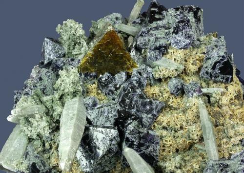 Genthelvite with Fluorite and Quartz
Huanggangliang Fe mine, Kèshíkèténg Qí, Chifeng Prefecture, Inner Mongolia A.R., China
93 x 81 x 50 mm
Close up (Author: GneissWare)