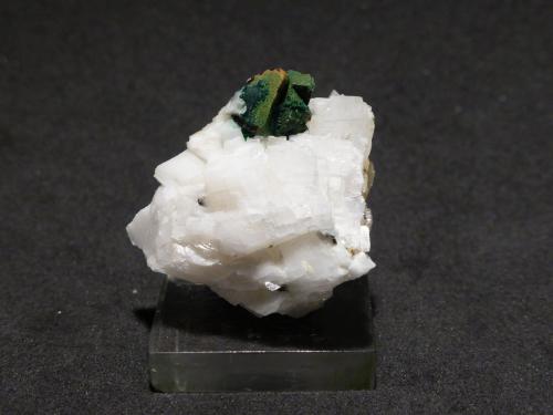 Calcopirita recubierta de malaquita en dolomita
Cantera Azkarate, Eugui, Esteríbar, Navarra, España
3x2,5 cm Cristal 1 cm (Autor: Ander Ispizua Juan)