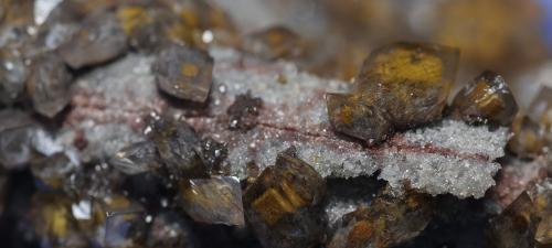 Smithsonite, Quartz
Tsumeb Mine, Tsumeb, Otjikoto Region, Namibia
Seam (Author: am mizunaka)