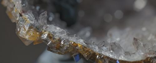 Smithsonite, Quartz
Tsumeb Mine, Tsumeb, Otjikoto Region, Namibia
Specimen Edge (Author: am mizunaka)