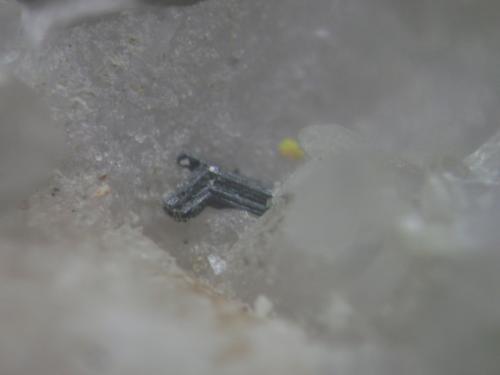 Arsenopirita<br />Concesión La Parrilla, Santa Amalia, Don Benito-Almoharín, Comarca Vegas Altas, Cáceres, Extremadura, España<br />2 x 1 mm<br /> (Autor: P. apita)